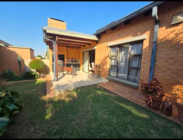 2 BEDROOM TOWNHOUSE FOR SALE IN RETIRE AT MIDSTREAM
